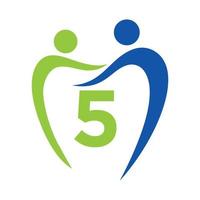 logotipo de la clínica de odontología en el concepto de la letra 5. símbolo de cuidado dental familiar. signo de logotipo de dentista dental vector