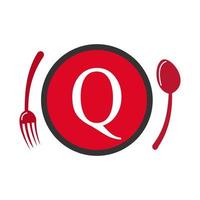 logotipo del restaurante en el vector del concepto de cuchara y tenedor de la letra q