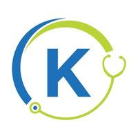 plantilla de logotipo médico de símbolo de atención médica de letra k. logotipo de médicos con signo de estetoscopio vector