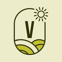 plantilla de emblema del logotipo de agricultura letra v. granja agrícola, agroindustria, signo de granja ecológica con sol y símbolo de campo agrícola vector