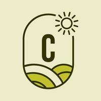 plantilla de emblema del logotipo de agricultura letra c. granja agrícola, agroindustria, signo de granja ecológica con sol y símbolo de campo agrícola vector