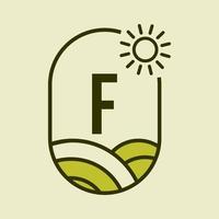 plantilla de emblema del logotipo de agricultura letra f. granja agrícola, agroindustria, signo de granja ecológica con sol y símbolo de campo agrícola vector