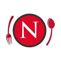 logotipo del restaurante en el vector del concepto de cuchara y tenedor de la letra n