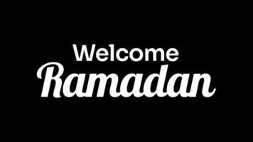 Welkom Ramadan tekst animatie in wit Aan zwart scherm achtergrond. geanimeerd Welkom Ramadan Islamitisch woord. geschikt voor bericht of groet tekst filmmateriaal. video