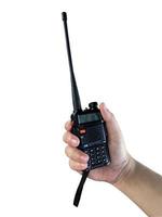 comunicación por radio aislada negra, sosteniendo en la mano sobre fondo blanco. enfoque suave y selectivo. foto
