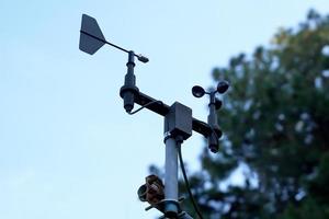 La estación meteorológica es una herramienta diseñada para verificar información sobre el trabajo meteorológico que es importante para el pronóstico del tiempo. ayuda a evaluar la contaminación ambiental. foto