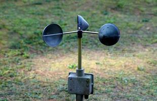 el anemómetro de copa se utiliza para instrumentos meteorológicos para medir la velocidad del viento perpendicular al eje de su copa giratoria. solo mide la componente del viento que es paralela al suelo. foto