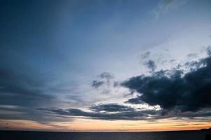 cielo sobre la puesta de sol foto