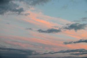 cielo sobre la puesta de sol foto