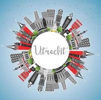 el horizonte de la ciudad de utrecht, países bajos, con edificios de colores, cielo azul y espacio para copiar. vector