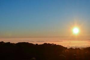 paisaje sobre la puesta de sol foto