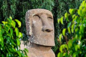 busto de piedra estilo moai foto