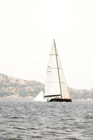 barco de vela en el océano foto