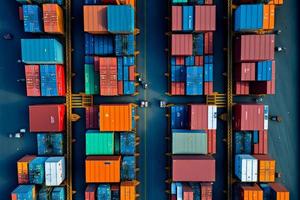 vista aérea de la terminal portuaria de contenedores de envío. colorido patrón de contenedores en el puerto. logística marítima global importación exportación comercio transporte foto