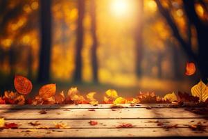 mesa de otoño - hojas de naranja y tablón de madera al atardecer en un bosque desenfocado