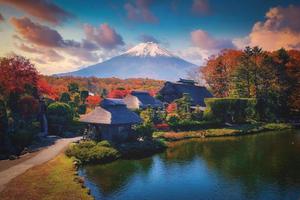 el antiguo pueblo de oshino hakkai con mt. fuji en la temporada de otoño en el distrito de minamitsuru, prefectura de yamanashi, japón. foto