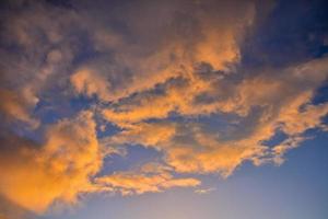 cielo sobre la puesta de sol foto