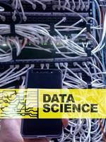 concepto de ciencia de datos, negocios, internet y tecnología en el fondo de la sala de servidores. foto