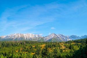 alta montaña tatra otoño día soleado, paisaje relajante, vista alp. vista natural durante el trekking de verano en tierras altas con vistas a picos y colinas rocosas. parque nacional en polonia. foto