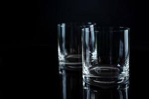 elegante y sencillo vaso de whisky de lujo con fondo negro. fondo aislado de vidrio de whisky brillante, foto de estudio. espacio de copia. bebida alcohólica fuerte.