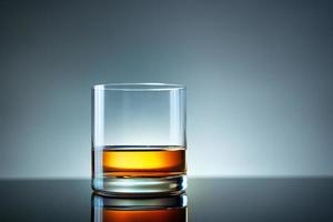 elegante y sencillo vaso de whisky de lujo con fondo negro. fondo aislado de vidrio de whisky brillante, foto de estudio. espacio de copia. bebida alcohólica fuerte.