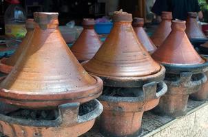 tajines durante la cocina tradicional con coca cola. foto