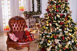 habitación interior clásica decorada en estilo navideño con árbol de navidad. foto