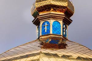las cúpulas doradas y azules con cruces de la iglesia ortodoxa. enfoque selectivo. foto