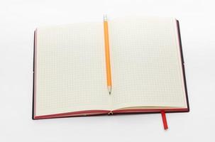concepto de negocio. vista superior de la colección de cuaderno, página enrollada en espiral abierta en blanco y lápiz en el fondo para la maqueta foto