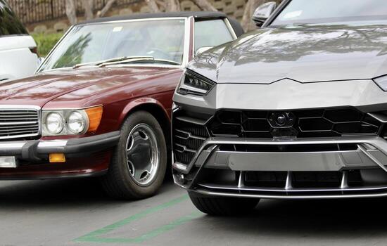 exótico coche deportivo sin marca en detalle foto