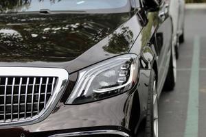 hermoso y elegante coche de lujo en detalles foto