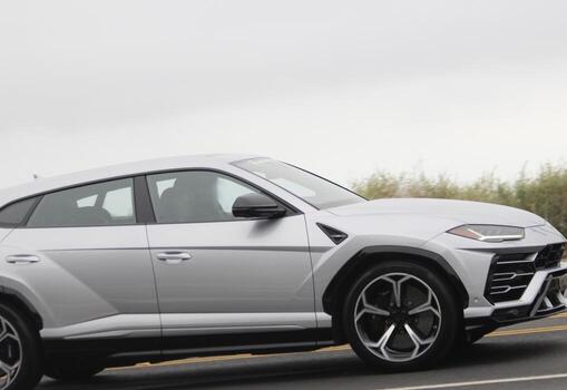 exótico coche deportivo sin marca en detalle foto