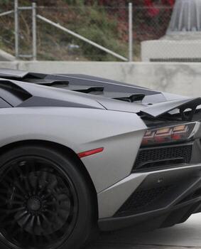 exótico coche deportivo sin marca en detalle foto