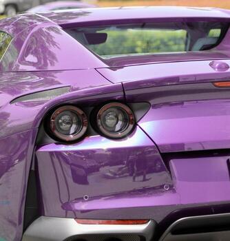 exótico coche deportivo sin marca en detalle foto