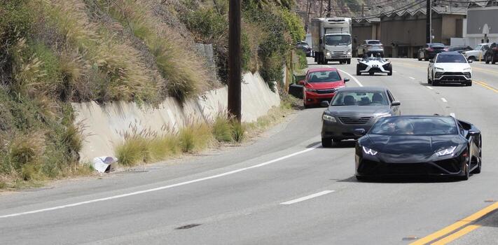 autos deportivos sin marca en la carretera foto