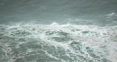ondas espirrando no mar agitado em nazaré, portugal em câmera lenta - tiro de close-up video