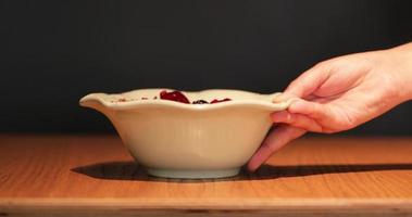 portie een kom van gezond gemengd fruit bessen Aan een houten tafel. - dichtbij omhoog schot video