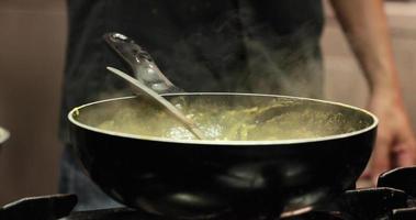vapeur provenant de la casserole avec une sauce épaisse pour les pâtes. - photo en gros plan video