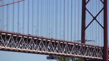 de abril sospensione ponte, Portogallo - lungo forte cavi supporto il strada e rotaia modo - largo tiro video