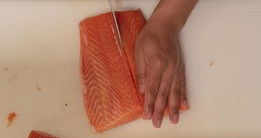 rebanar salmón fresco para una deliciosa comida de sushi - cierre a cámara lenta video