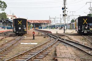 kalka, haryana, india 14 de mayo de 2022 - vista de las vías del tren de juguete desde el medio durante el día cerca de la estación de tren de kalka en india, vista de la vía del tren de juguete, cruce ferroviario indio, industria pesada foto