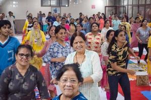 delhi, india, 19 de junio de 2022 - sesión grupal de aeróbicos de yoga para personas de diferentes grupos de edad en el templo balaji, vivek vihar, día internacional del yoga, gran grupo de adultos que asisten a clases de aeróbicos en el templo foto