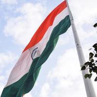 bandera india ondeando alto en connaught place con orgullo en el cielo azul, bandera india ondeando, bandera india el día de la independencia y el día de la república de la india, tiro inclinado, ondeando la bandera india, har ghar tiranga foto