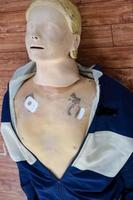 el maniquí humano yace en el suelo durante el entrenamiento de primeros auxilios - reanimación cardiopulmonar. curso de primeros auxilios en maniquí de cpr, concepto de capacitación en primeros auxilios de cpr foto