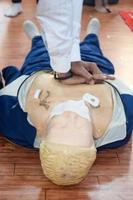 el maniquí humano yace en el suelo durante el entrenamiento de primeros auxilios - reanimación cardiopulmonar. curso de primeros auxilios en maniquí de cpr, concepto de capacitación en primeros auxilios de cpr foto
