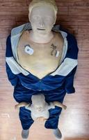 el maniquí humano yace en el suelo durante el entrenamiento de primeros auxilios - reanimación cardiopulmonar. curso de primeros auxilios en maniquí de cpr, concepto de capacitación en primeros auxilios de cpr foto