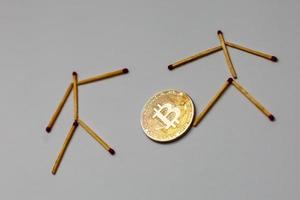 bitcoin dorado sobre fondo blanco aislado concepto minero hombrecito foto