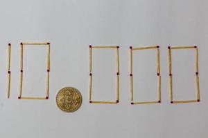 bitcoin dorado sobre concepto de fondo blanco aislado minería 10000 foto