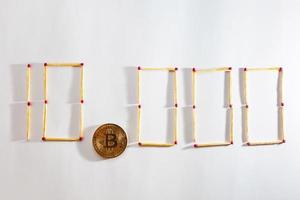bitcoin dorado sobre concepto de fondo blanco aislado minería 10000 foto
