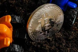 moneda de bitcoin de oro en concepto de crisis de tierra agrietada criptomoneda de bitcoin foto